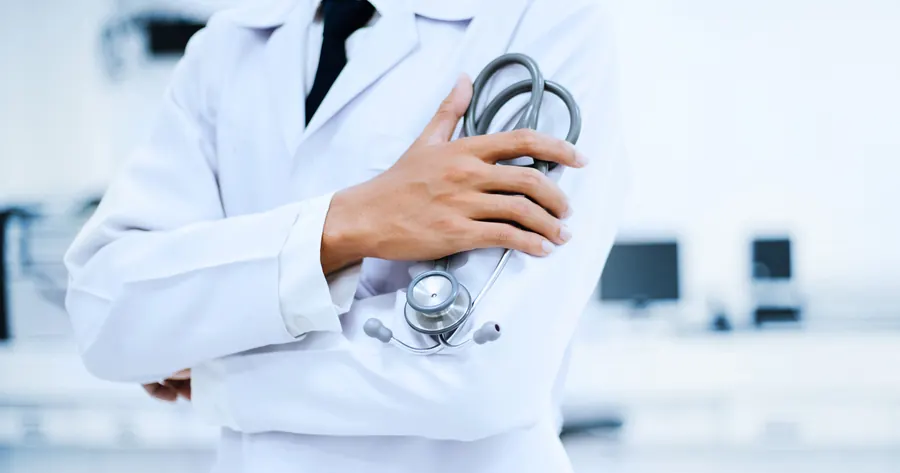 Doctor con estetoscopio, representando el Seguro Médico
